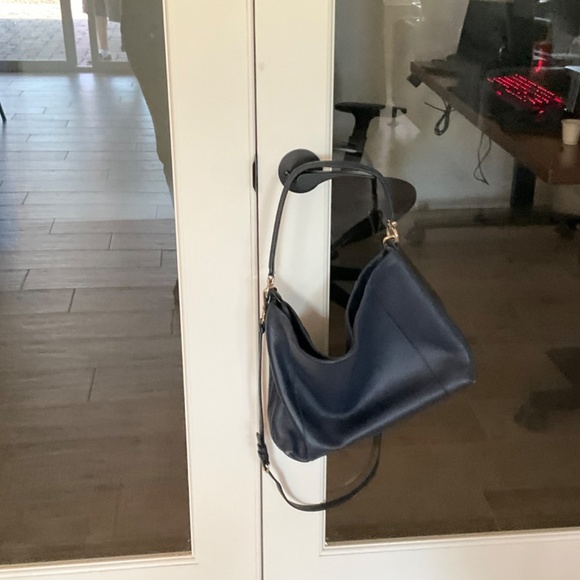 Navy blue Coach shoulder bag with gold hardware - Picture 2 of 10